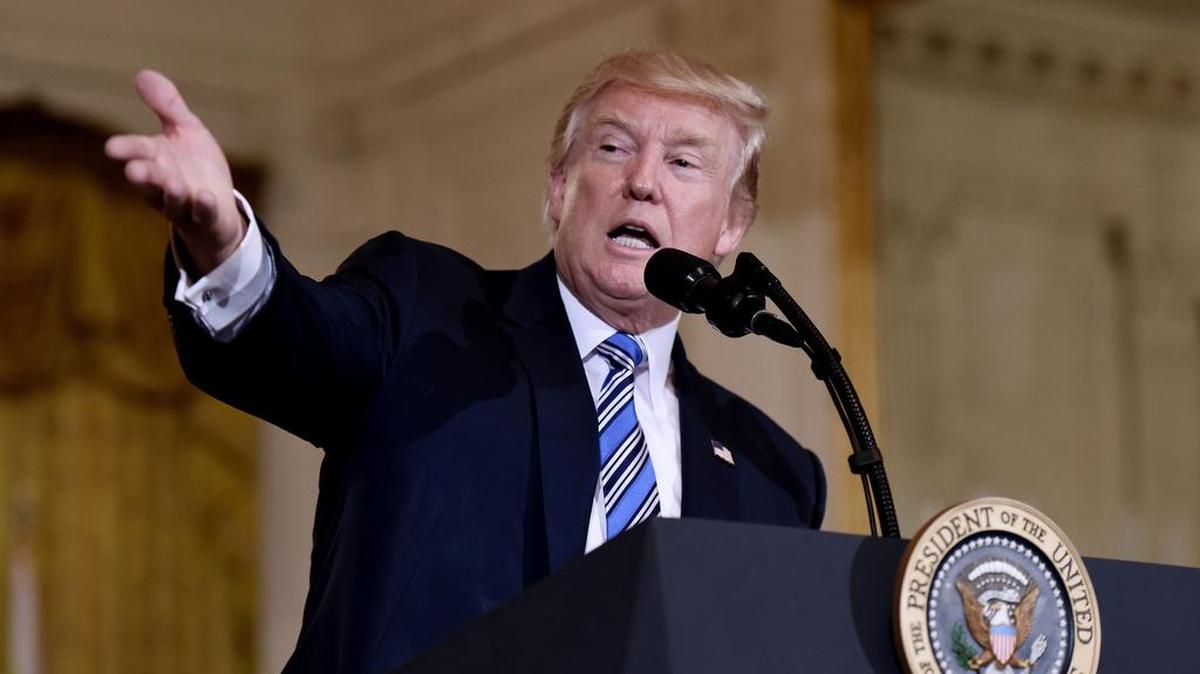 El presidente Donald Trump gestos durante un evento en la Casa Blanca en Washington, DC, el 17 de julio de 2017.