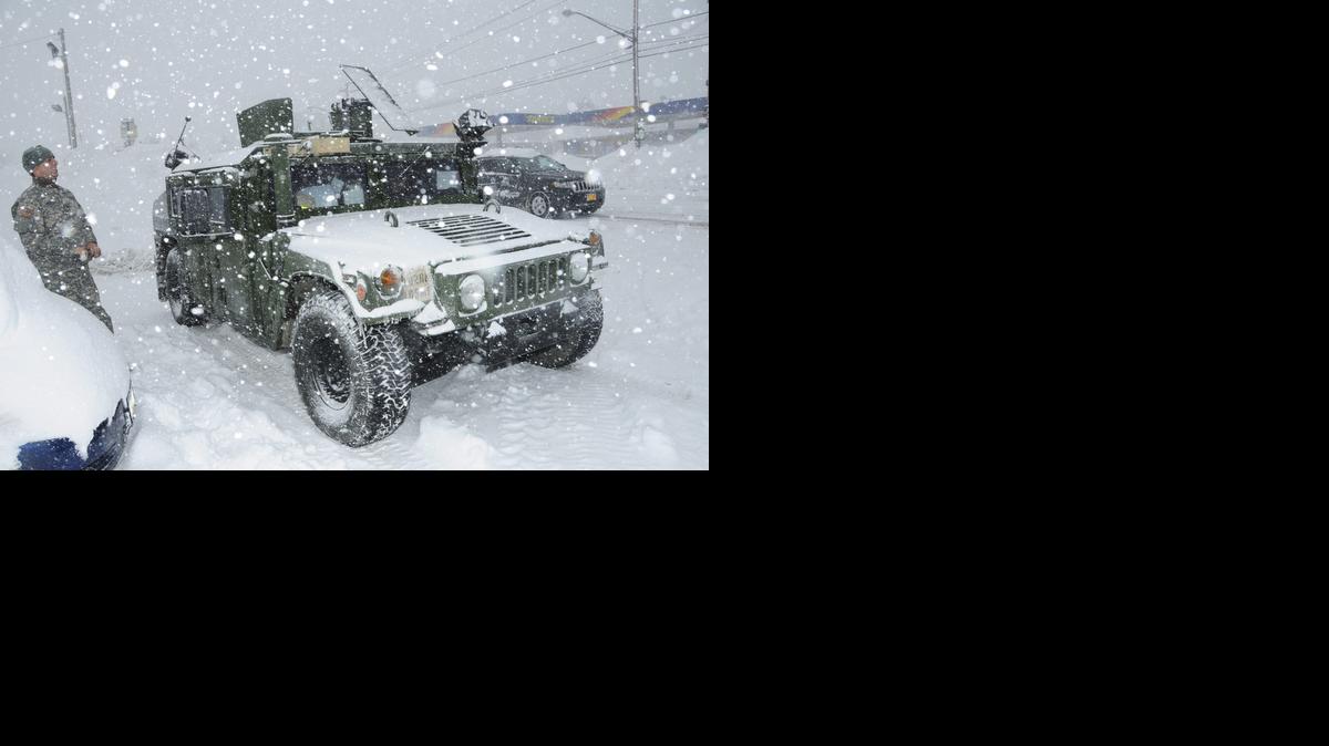 <cutline_leadin>Soldados asignados</cutline_leadin> a la 105º Compañía de Policía de la Guardia Nacional en NY mientras controlan el tráfico durante una fuerte nevada el viernes.<252><252>