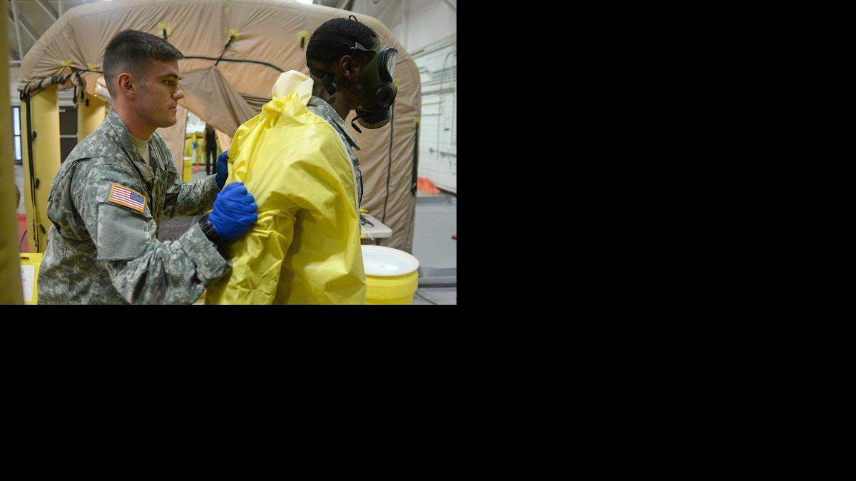 
Militares aprenden a usar los trajes anti-ébola en Ft. Campbell, Ky., antes de viajar a Liberia en misión humanitaria. 
