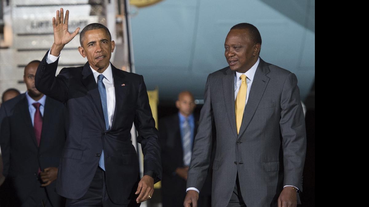 
El presidente estadounidense Barack Obama (d) saluda junto a su homólogo keniano Uhuru Kenyatta (i) a su llegada al aeropuerto internacional de Jomo Kenyatta en Nairobi, Kenia hoy 24 de julio de 2015. Obama hará un viaje de tres días en el país.
