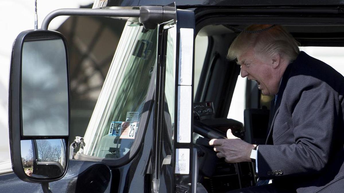 Esta foto de archivo tomada el 23 de marzo de 2017 muestra que el presidente de EEUU, Donald Trump, sentado en una camioneta mientras da la bienvenida a camioneros y directores ejecutivos a la Casa Blanca en Washington, DC, para hablar sobre atención médica.