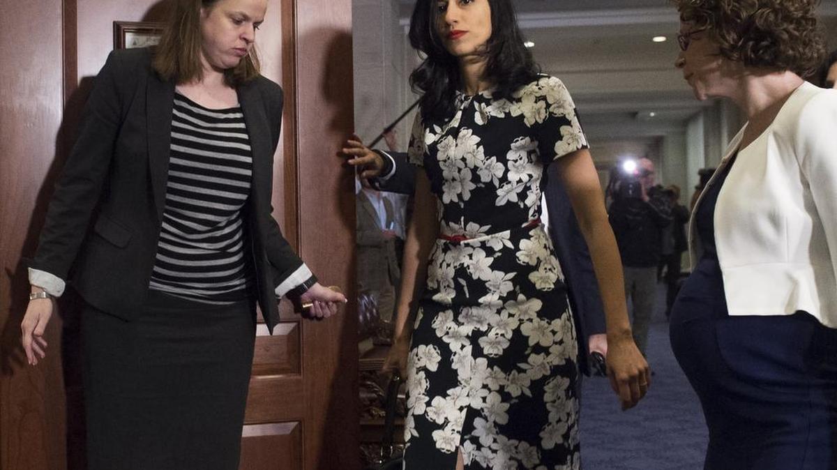 
Huma Abedin (cen.), asesora de confianza de Clinton durante sus años en el Departamento de Estado y ahora vicepresidenta de su campaña hacia la presidencia, llegó acompañada de sus abogados. 
