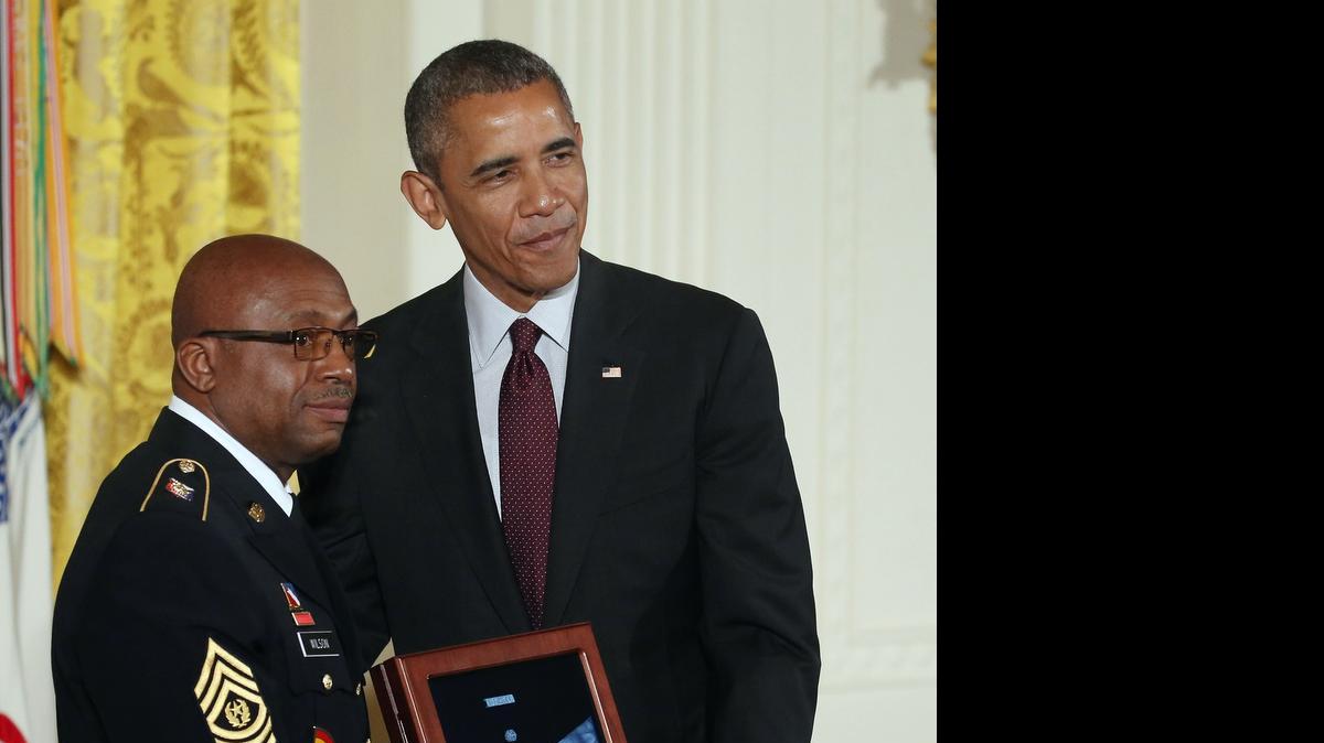 
El presidente Barack Obama presenta la Medalla de Honor al Comandante Sargento Mayor Louis Wilson (de La 
Guardia Nacional) destinada al soldado fallecido Henry Johnson, por sus valientes acciones durante la Segunda Guerra Mundial.
