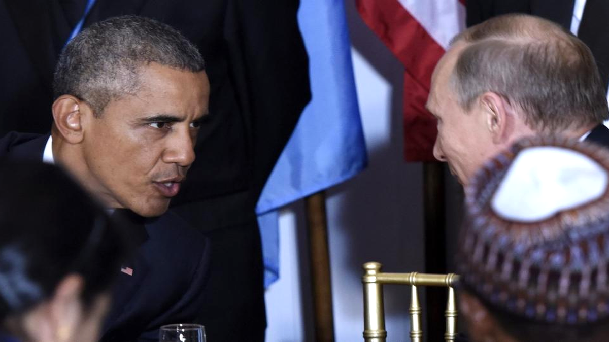 Foto de archivo tomada el 28 de septiembre de 2015 del presidente estadounidense, Barack Obama (izq), mientras conversa con su homólogo ruso, Vladímir Putin, al inicio de un almuerzo de líderes mundiales celebrado en el ámbito de la 70(TM) sesión de la Asamblea General de la ONU en la sede de las Naciones Unidas en Nueva York (Estados Unidos).