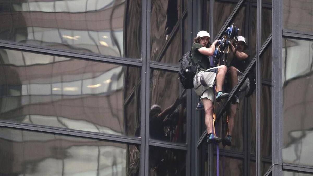 Un hombre escala la fachada de cristal de la torre de Trump el miércoles, 10 de agosto de 2016, en Nueva York.