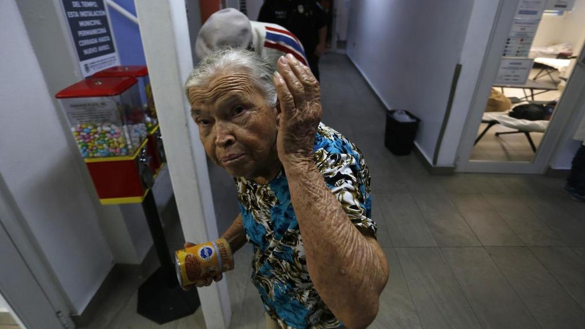 Ciudadanos se refugian en un centro de usos múltiples hoy, miércoles 6 de septiembre de 2017, ante el inminente paso por la isla del huracán Irma, de categoría 5, en San Juan (Puerto Rico).