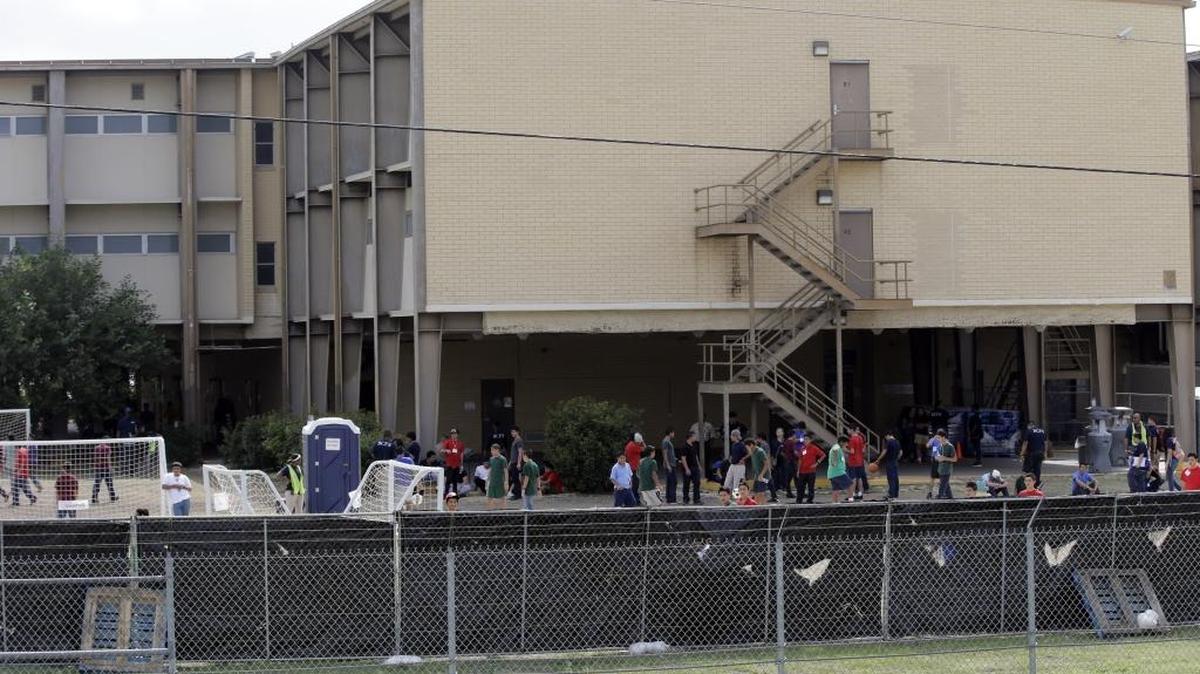 Un grupo de menores, que cruzaron la frontera sin la compañía de un adulto, esperan dentro de este refugio temporal en la Base Aérea de Lackland, en San Antonio, Texas.