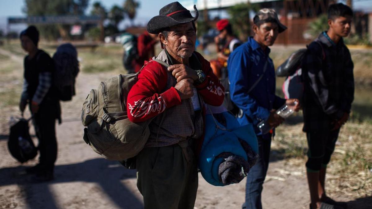Personas parte de la caravana migrante continúan su trayecto el martes 20 de noviembre de 2018, por la norteña ciudad de Mexicali con rumbo a la fronteriza Tijuana (México).