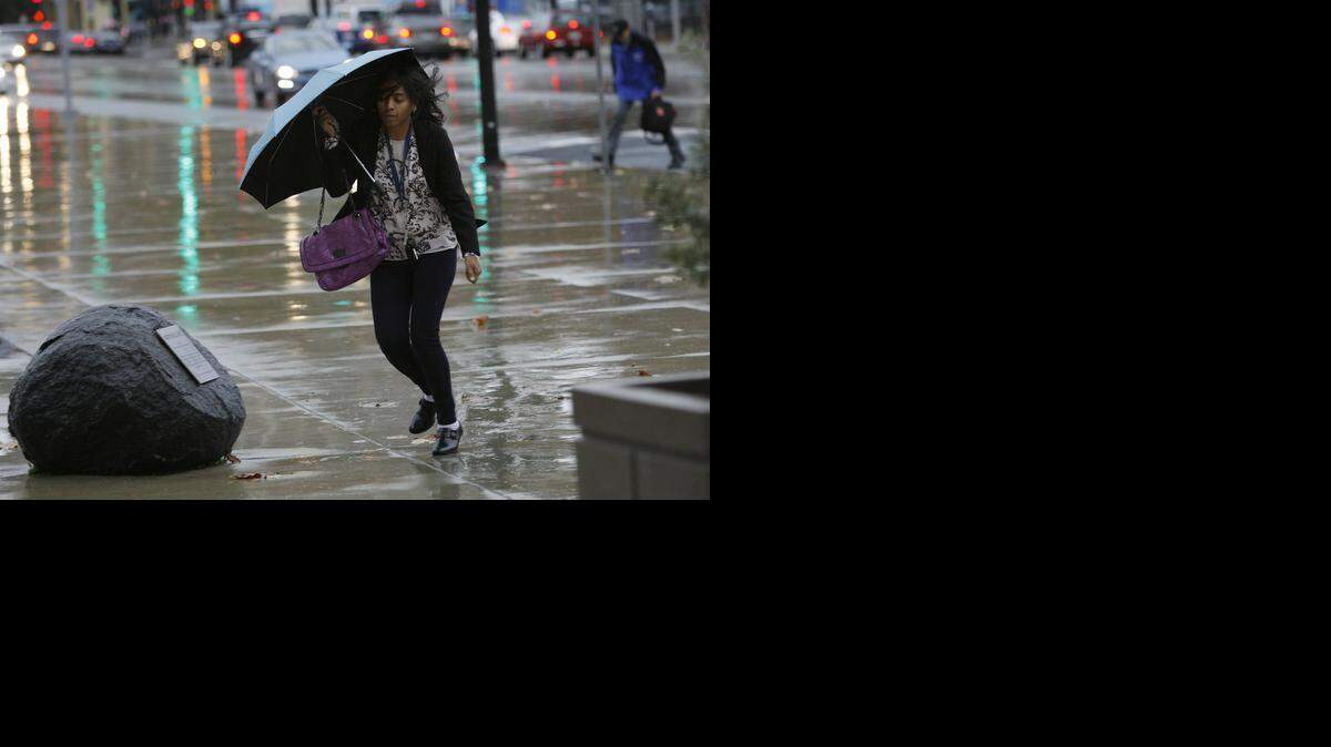 
La lluvia era particularmente intensa en el área de la Bahía de San Francisco en la mañana del lunes, lo que dificultó el traslado en horas pico.
