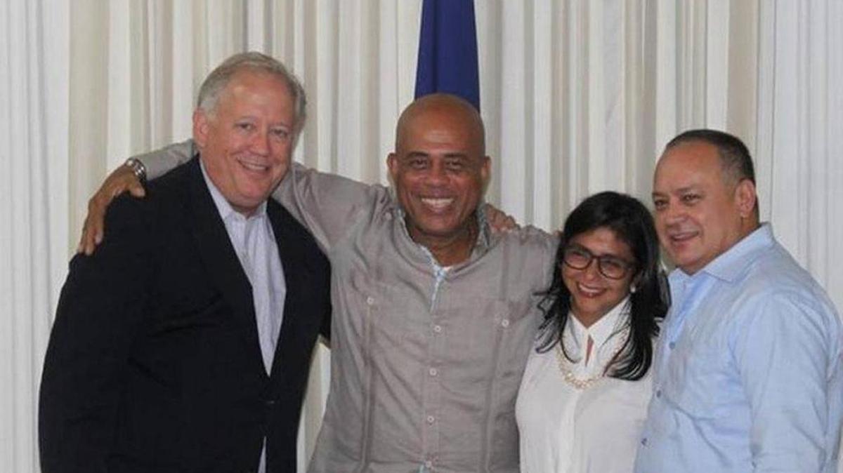 El diplomático Thomas Shannon (izq.) con el entonces presidente haitiano Michel Martelly, la ex canciller venezolana Delcy Rodríguez y el ex presidente de la Asamblea Nacional de Venezuela, Diosdado Cabello, en Haití en el 2015.