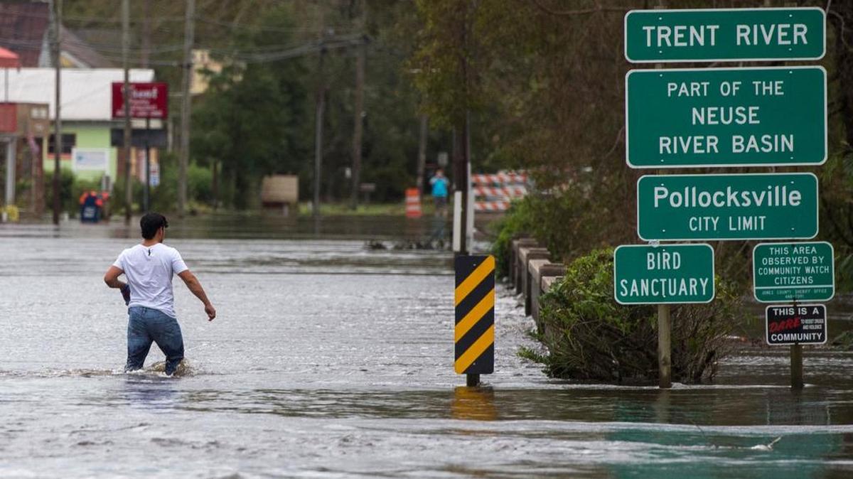 Un hombre camina por un puente inundado por el huracán Florence en Pollocksville, Carolina del Norte, el 16 de septiembre de 2018.
