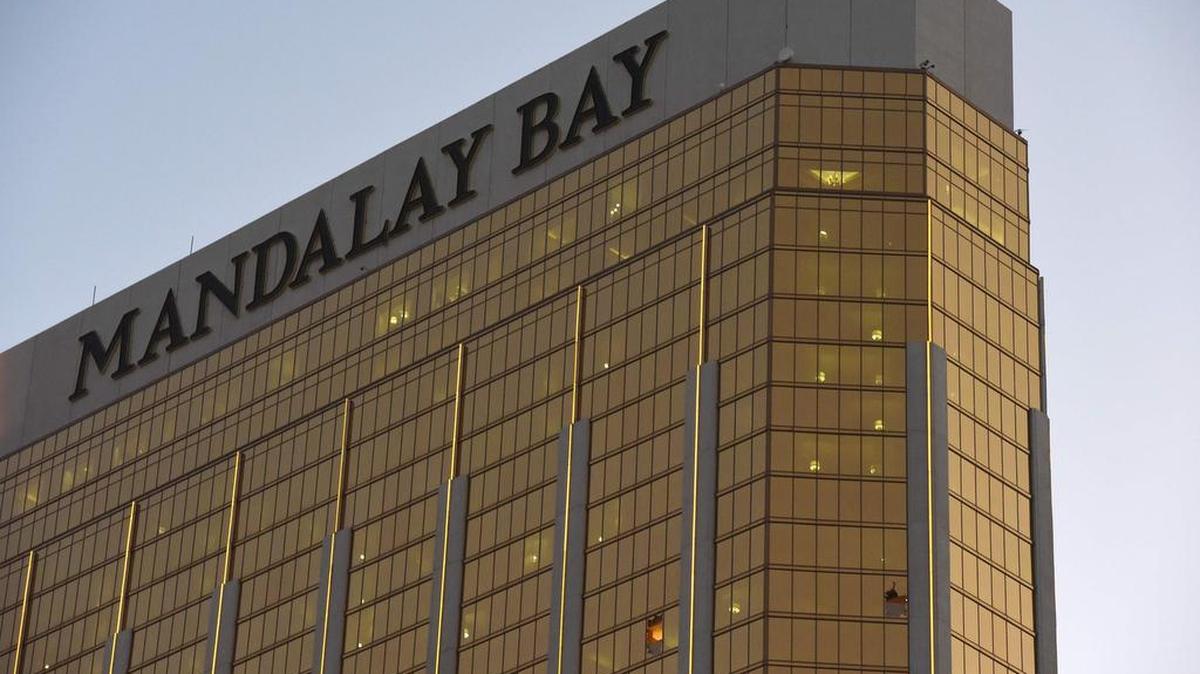 Ventanas rotas en el The Mandalay Bay Hotel and Casino desde donde Stephen Paddock disparó a la multitud.