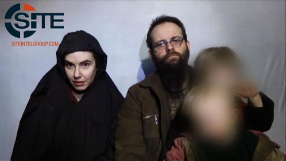En esta imagen tomada de un video los rehenes, Caitlan Coleman y su esposo Joshua Boyle, hablan ante la cámara con sus hijos en un lugar no revelado.