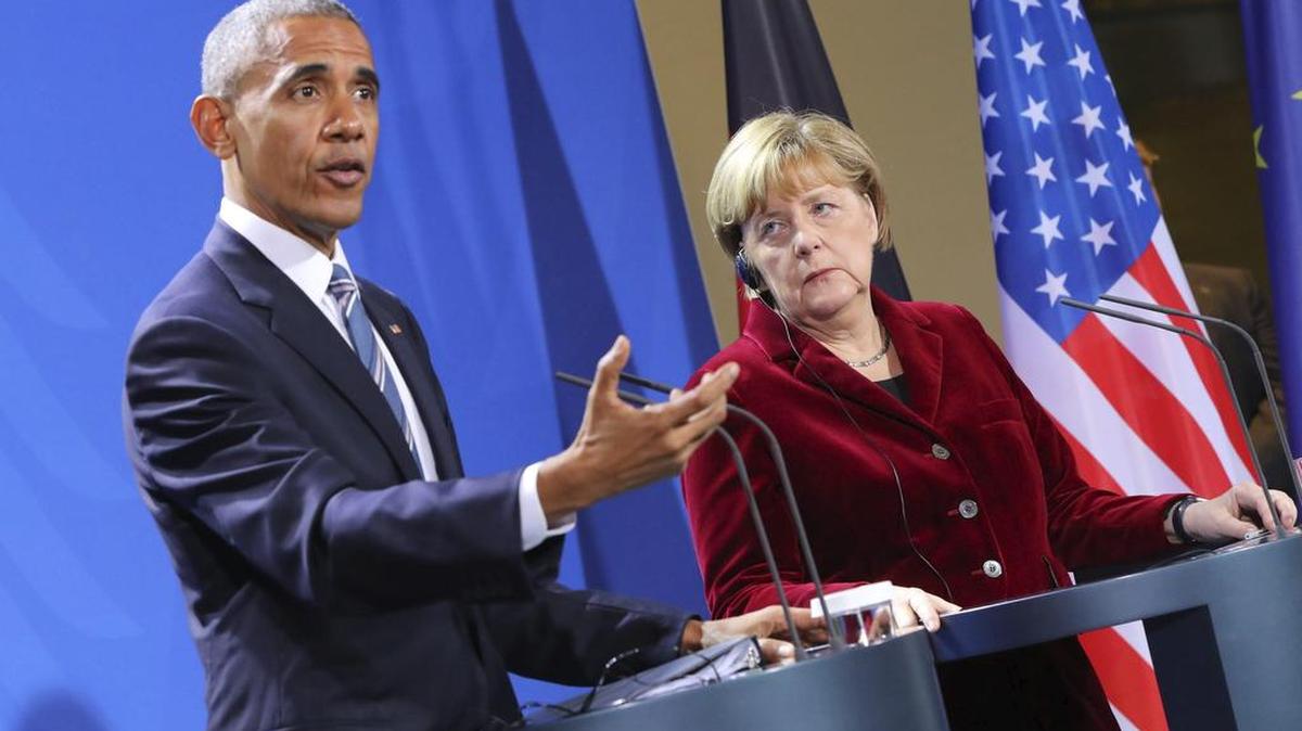 La canciller alemana, Angela Merkel (d), y el presidente de los Estados Unidos, Barack Obama (i), durante una rueda de prensa en la Cancillería de Berlín, Alemania, hoy, 17 de noviembre de 2016.