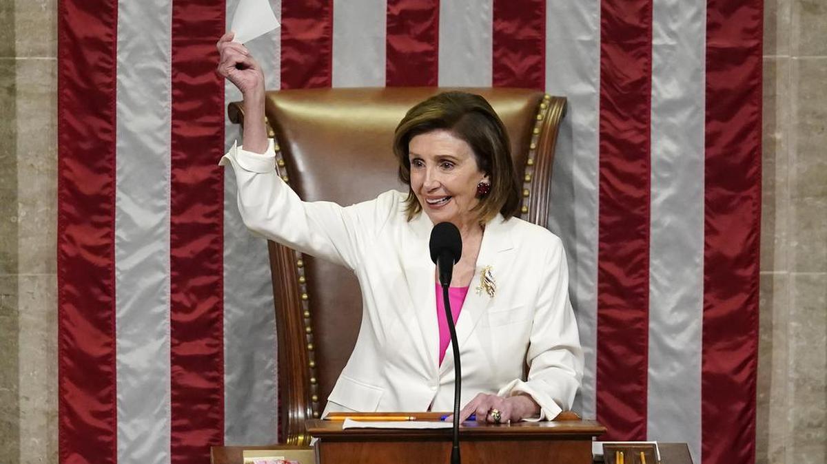 La presidenta de la Cámara de Representantes, Nancy Pelosi, demócrata de California, preside la aprobación de la Cámara de Representantes del amplio proyecto de ley social y ambiental del presidente Joe Biden, en el Capitolio en Washington, el viernes 19 de noviembre de 2021 (AP / J. Scott Applewhite).