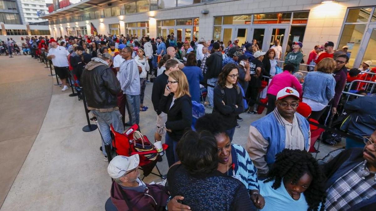 MILES DE personas hacen fila el miércoles en el centro KFC Yum! para conseguir entradas gratuitas al funeral del boxeador Muhammad Ali en Louisville. El funeral público se celebrará este viernes.