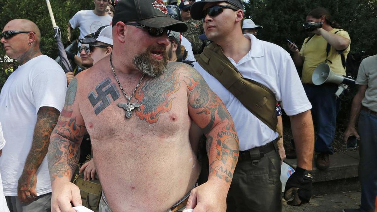 Manifestantes de grupos neonazis y que abogan por la supremacía de la raza blanca marchan el 12 de agosto del 2017 en Charlottesville, Virginia.
