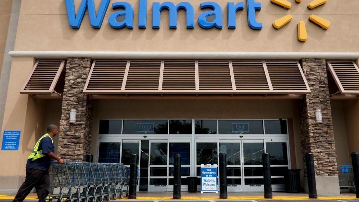 Una tienda Wal-Mart en La Habra, California. La propuesta de reforma fiscal de Trump ya ha creado una división tajante dentro de la comunidad empresarial. Los gigantes del menudeo, como Wal Mart, se oponen implacablemente y están dispuestos a hacer una costosa guerra publicitaria en contra de un plan que arguyen que incrementará el precio de sus productos y terminará incrementándolos para el consumidor estadounidense.