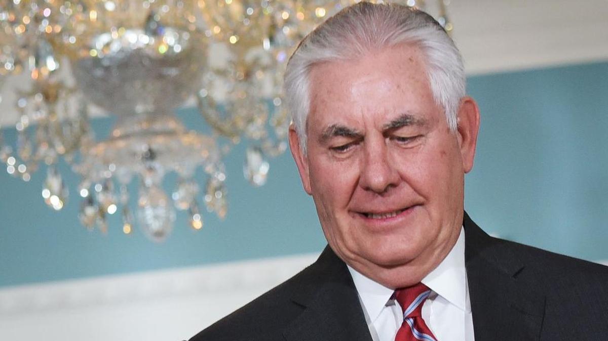 El Secretario de Estado de los EEUU Rex Tillerson posa con el Ministro de Asuntos Exteriores de Alemania Sigmar Gabriel antes de una reunión bilateral en el Departamento de Estado en Washington, DC el 30 de noviembre de 2017.
