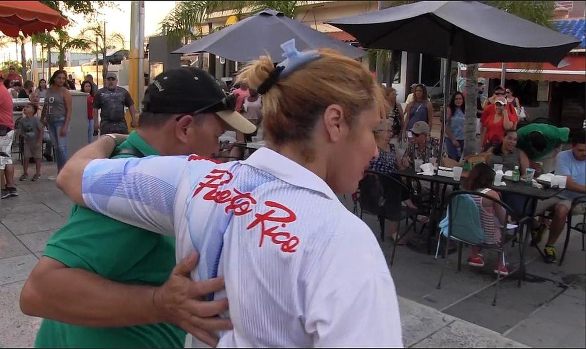 Puertorriqueños bailan salsa en la plaza de Lajas, en La Parguera, Puerto Rico, el domingo. El complejo ofrece un respiro de las duras condiciones en San Juan.