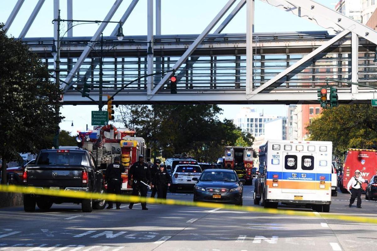 Agentes de la policía llegan a la escena de un tiroteo en Nueva York el 31 de octubre de 2017.