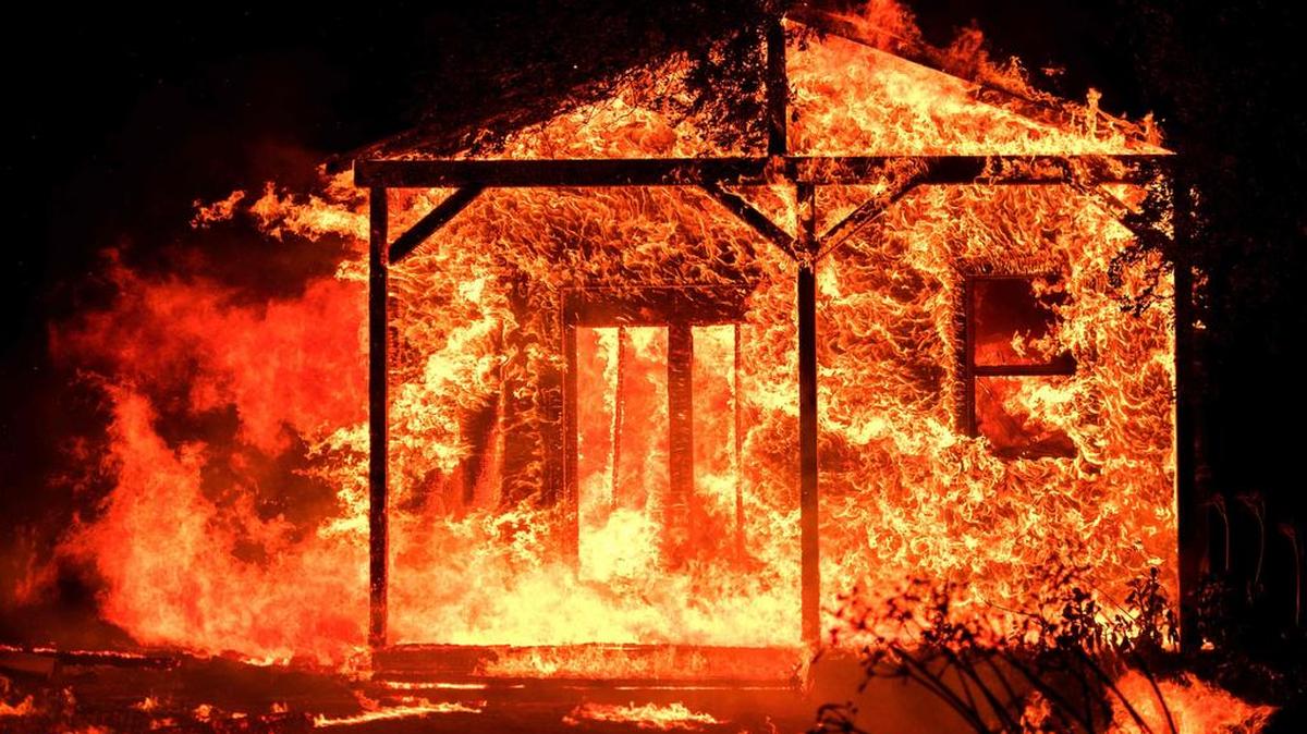 Las llamas devoran una casa en la región vinícola de Napa en California el 9 de octubre de 2017.