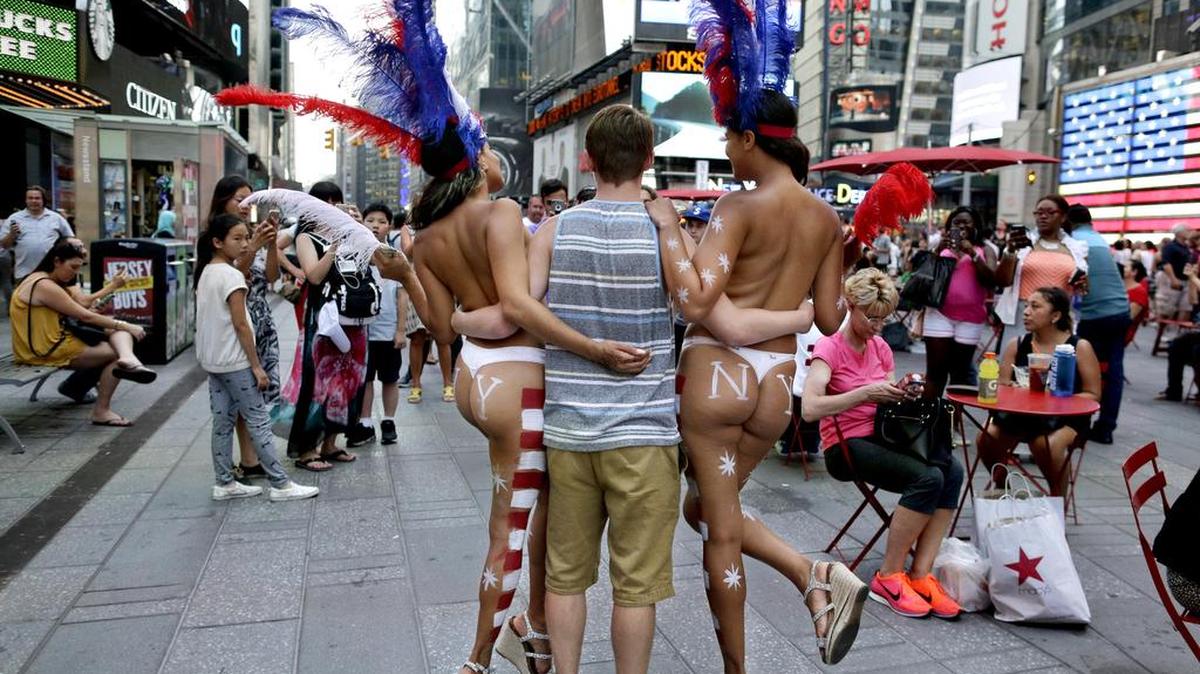 
En los últimos meses han surgido preocupaciones serias sobre las “topless” en Times Square y la manera agresiva en que éstas y otros personajes, un gran número de ellos inmigrantes latinos, solicitan dinero; lo que a menudo se convierte en hostigamiento. 
