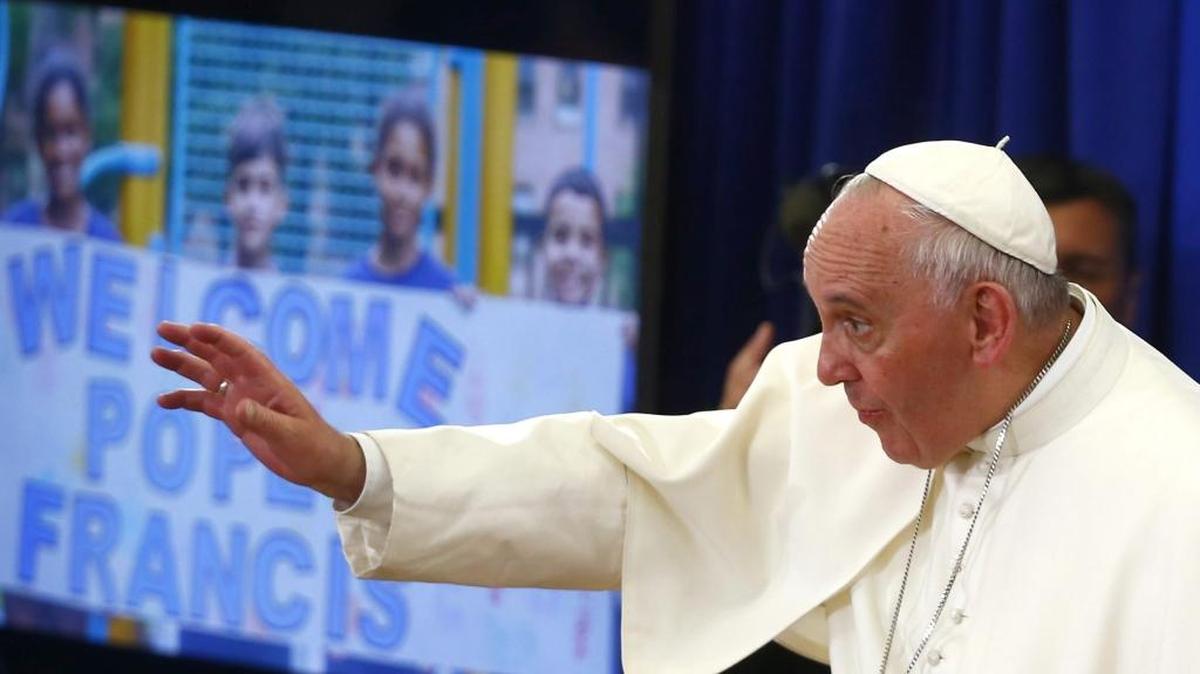 
Francisco llega a la escuela Nuestra Señora Reina de los Ángeles en East Harlem, Nueva York, el 25 de septiembre, 2015.

