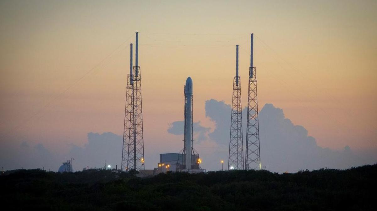 El cohete Falcon 9 en la plataforma de lanzamiento este domingo en Cabo Cañaveral, Florida.