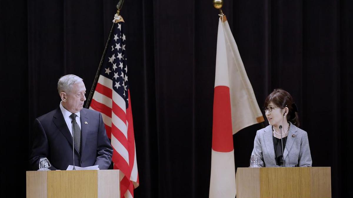 El secretario de defensa Jim Mattis y la ministra japonesa Tomomi Inada en Tokio, el 4 de febrero del 2017.