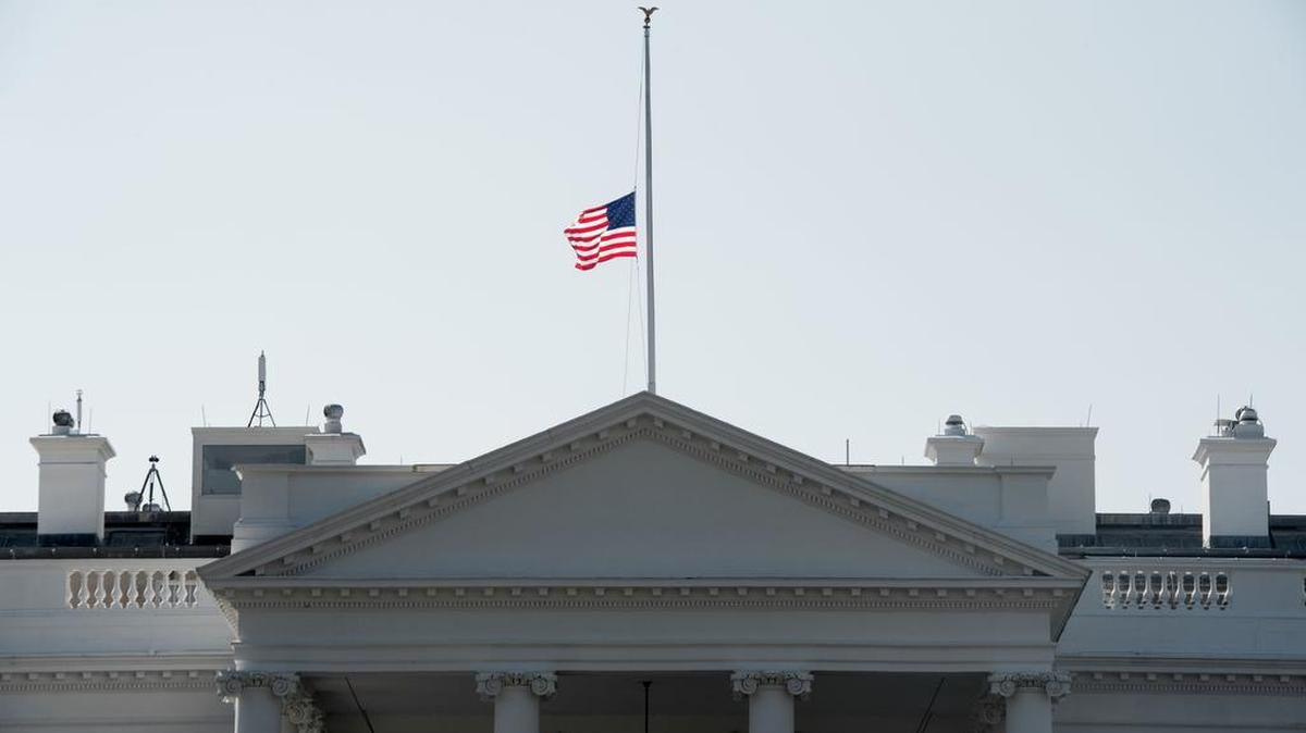 El presidente Barack Obama emitió el lunes una proclamación en la que ordena que las banderas estadounidenses ondeen a media asta hasta el anochecer en la Casa Blanca y todos los edificios y lugares públicos del Gobierno federal en memoria de Nancy Reagan