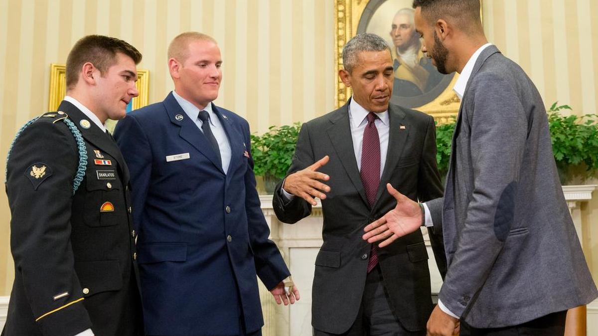 
El presidente estadounidense, Barack Obama, recibió el jueves en la Casa Blanca a tres estadounidenses que ayudaron a frustrar un ataque a un tren en Francia y destacó su coraje.
