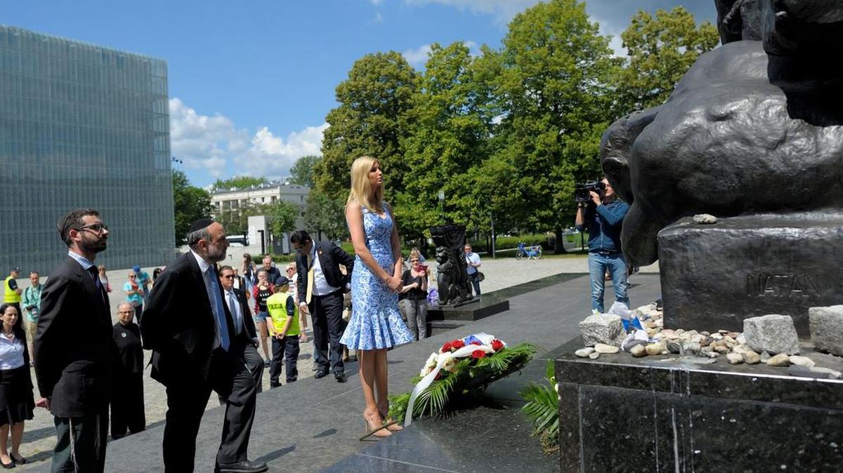 La hija del presidente de EEUU, Ivanka Trump visita el monumento conmemorativo de los héroes del ghetto en Varsovia, Polonia, el 6 de julio de 2017.