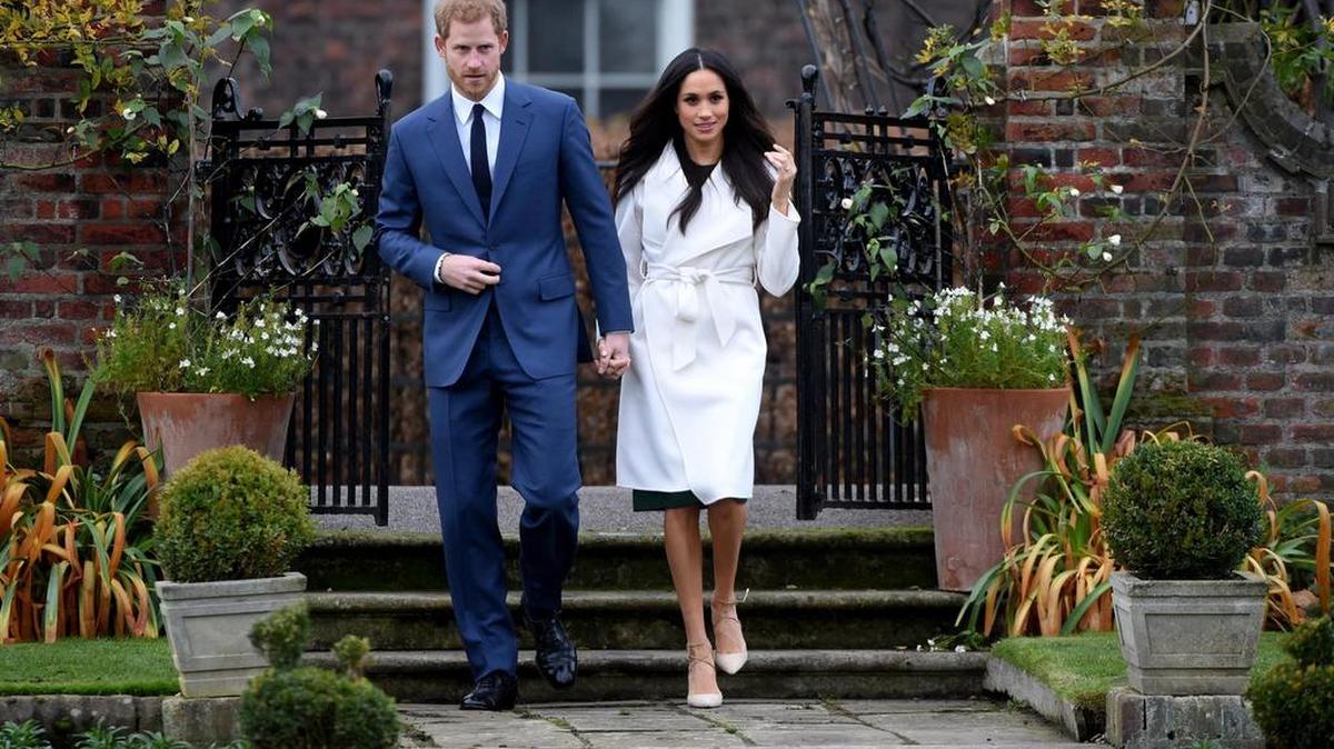 El príncipe Enrique de Inglaterra posa junto a su prometida, la actriz estadounidense Meghan Markle, tras anunciar su compromiso en el Jardín Sunken del Palacio Kensington, en Londres, el 27 de noviembre del 2017.