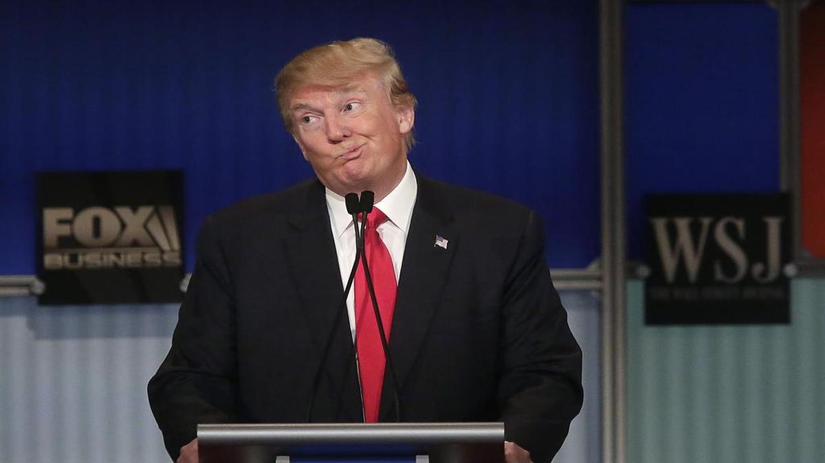 El candidato presidencial republicano Donald Trump reacciona a Carly Fiorina durante el debate presidencial republicano organizado por Fox Business y The Wall Street Journal 10 de noviembre 2015 en Milwaukee, Wisconsin.