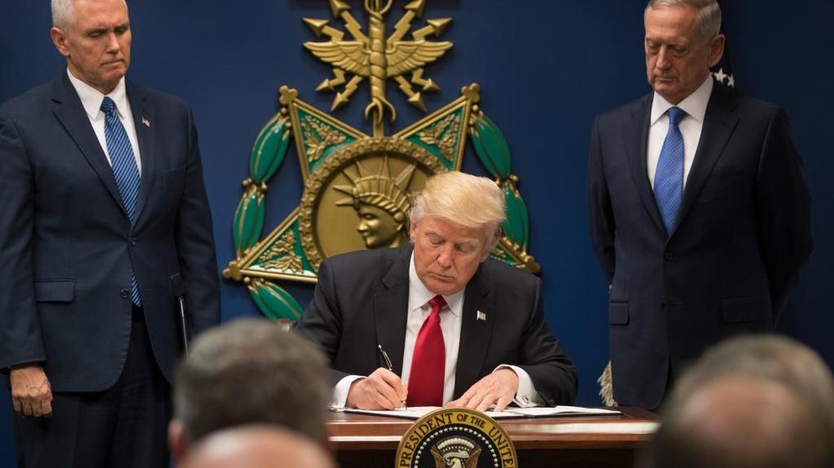 El Presidente Donald Trump firma una orden ejecutiva sobre inmigración.