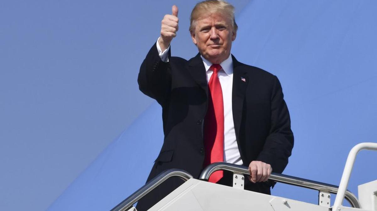 El presidente Donald J. Trump llega al aeropuerto internacional de Palm Beach en Palm Beach, Florida, el 22 de diciembre de 2017.