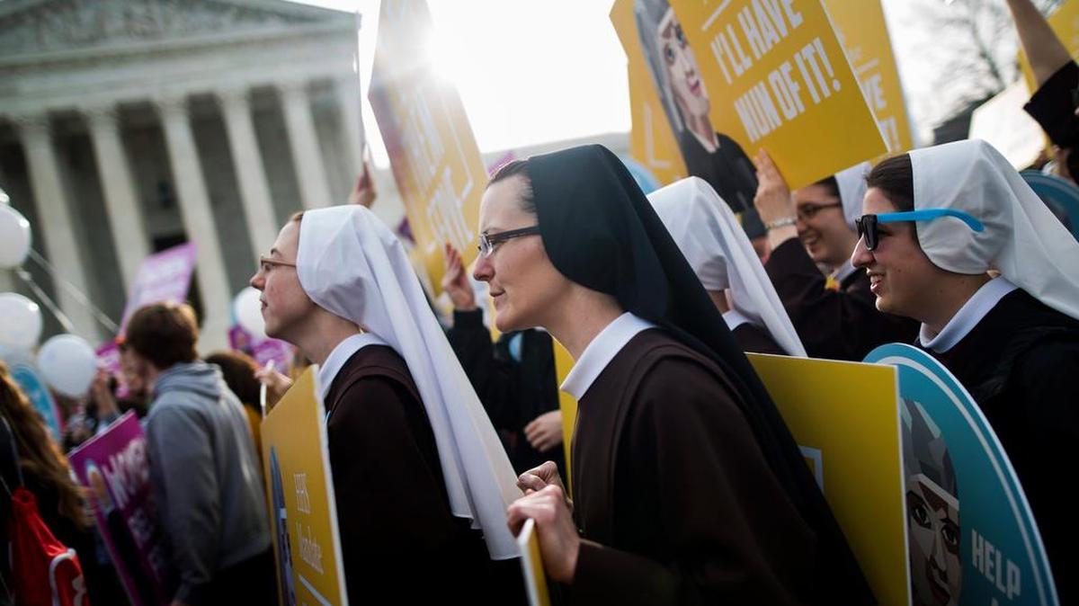 Varias religiosas protestan contra el mandato de control de natalidad de la llamada “Affordable Care Act” a las puertas del Tribunal Supremo, el miércoles.