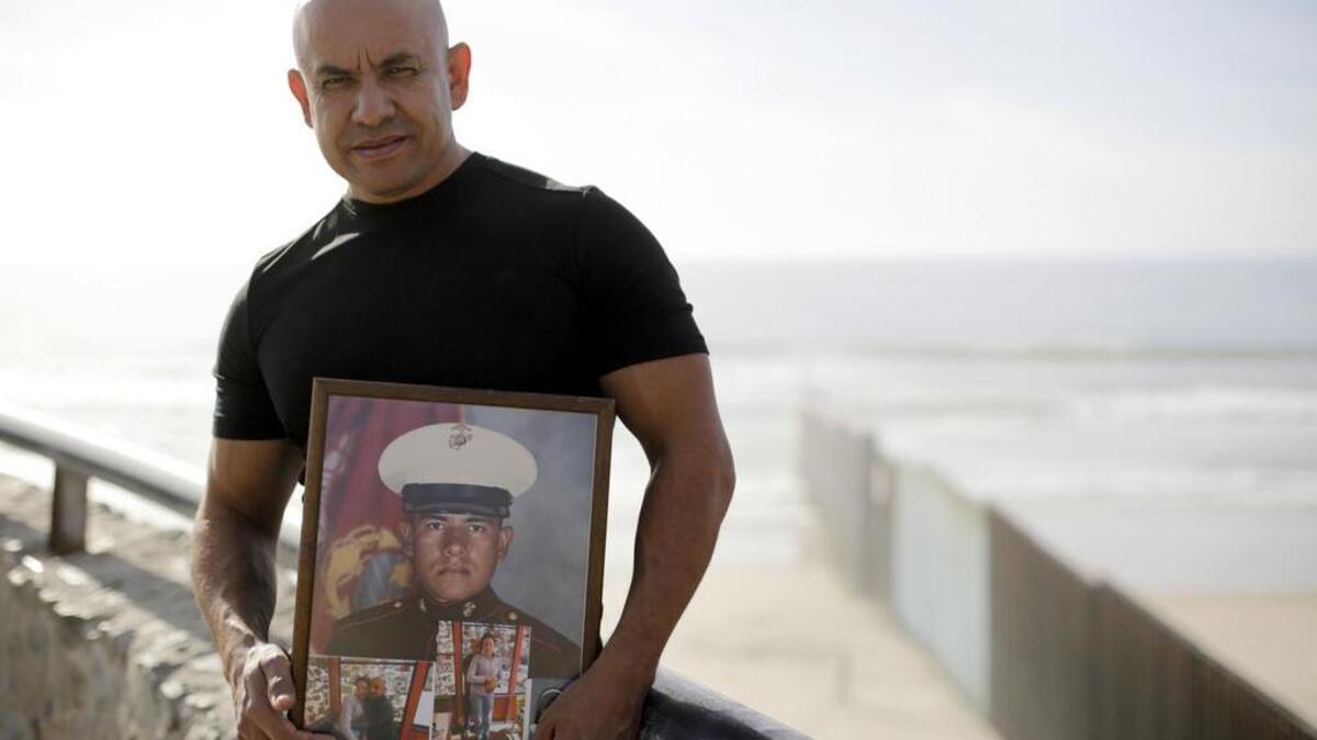 El veterano de los Cuerpos de Marines de los Estados Unidos, Antonio Romo, mientras posa para un retrato en la playa de Tijuana, México. Romo es parte de un grupo de docenas de veteranos militares estadounidenses que fueron deportados.