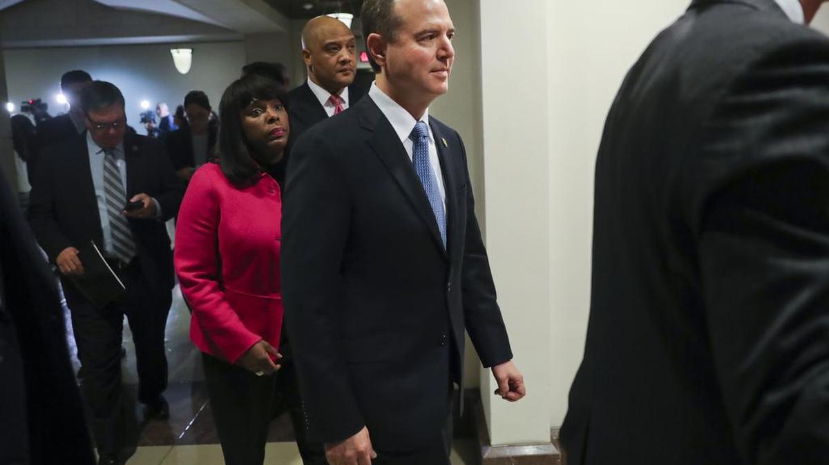 El representante Adam Schiff, demócrata de Calif., Miembro de alto rango del Comité de Inteligencia de la Cámara, regresa a la sala de reuniones después de hablar con los medios el lunes 29 de enero de 2018 en Capitol Hill, Washington.