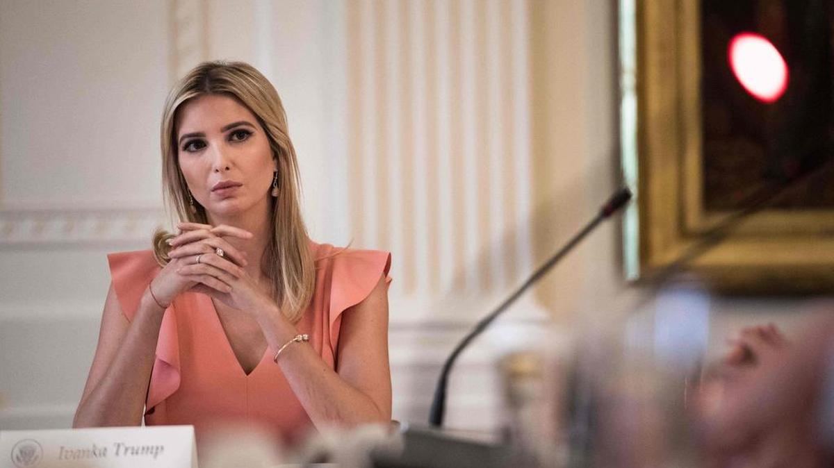 Ivanka Trump, hija y asesora del presidente de los Estados Unidos, Donald Trump, asiste a una mesa redonda de liderazgo estadounidense en tecnología emergente en la Sala Este de la Casa Blanca en Washington, DC, el 22 de junio de 2017.