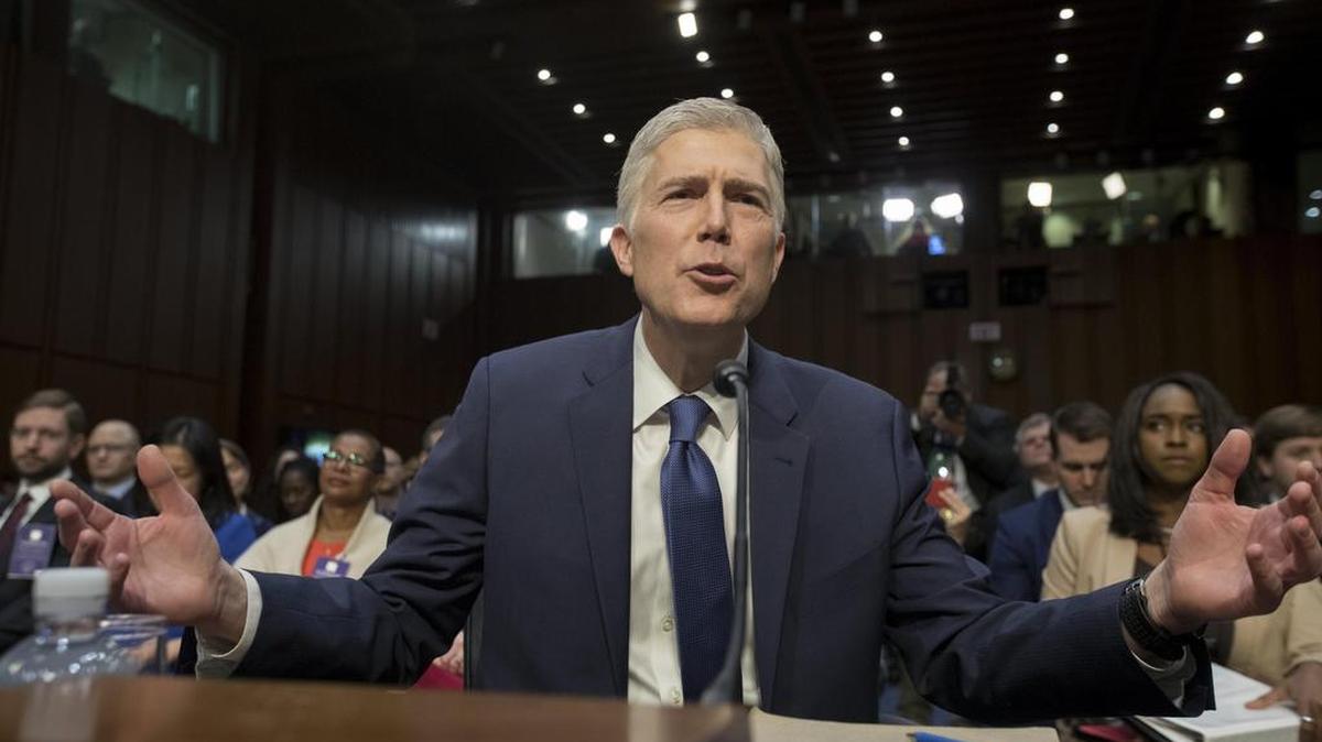 El juez estadounidense Neil Gorsuch durante la primera audiencia del Comité Judicial del Senado estadounidense para decidir su confirmación para el Tribunal Supremo, en el Capitolio, de Washington, Estados Unidos, el 20 de marzo de 2017.