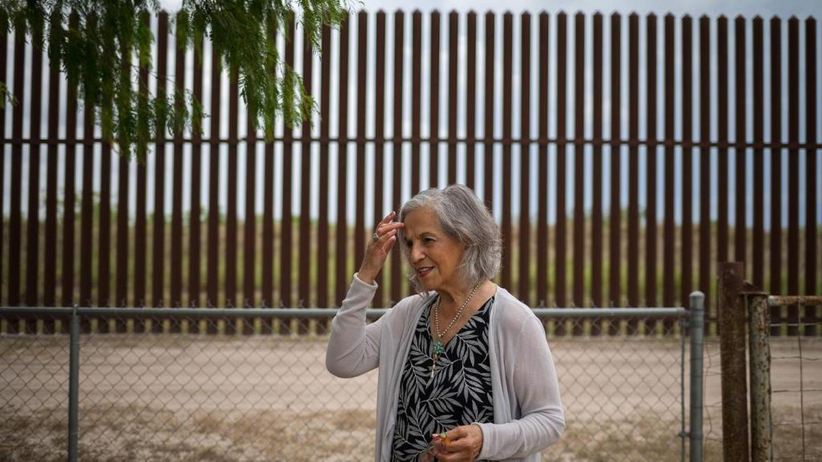 Eloísa Tamez, una activista y opositora de la valla fronteriza entre Estados Unidos y México, se encuentra en su patio trasero el 18 de junio de 2018 en San Benito, Texas. La sección de la cerca fronteriza detrás de su patio trasero se construyó en un terreno que anteriormente pertenecía a su familia.