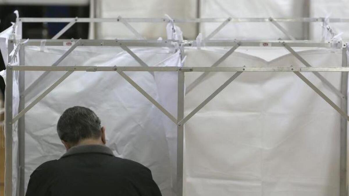 Un hombre vota en un colegio electoral de Millis, Massachusetts, Estados Unidos, hoy 1 de marzo de 2016. Las votaciones del crucial supermartes, la cita electoral más importante del proceso de primarias, comenzaron hoy con la apertura de urnas en varios estados de la zona este del país.