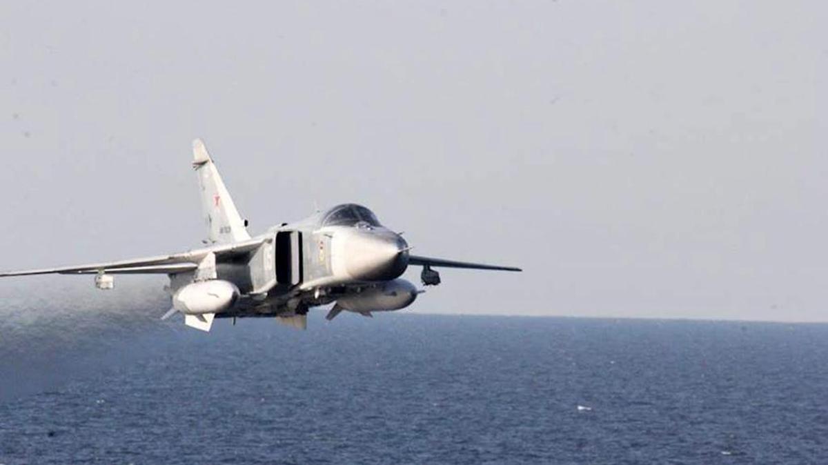El avión de combate ruso Sukhoi Su-24 sobrevolando a baja altitud el USS Donald Cook (DDG 75) de Estados Unidos en el Mar Báltico este martes 12 de abril de 2016.
