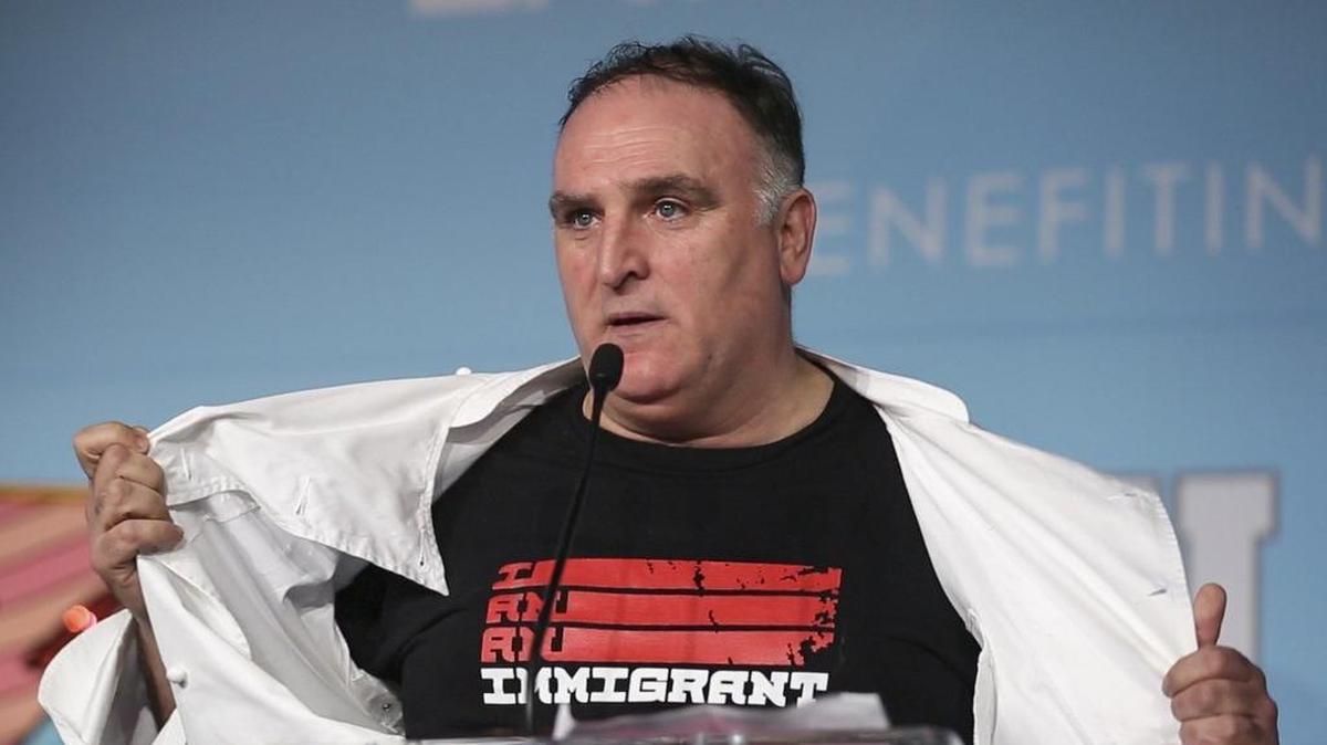 El chef español José Andrés muestra una camiseta que dice “Soy un inmigrante” durante su participación en participa en speaks about being an immigrant during South Beach Wine & Food Festival, el 25 de febrero de 2017, en Miami Beach.