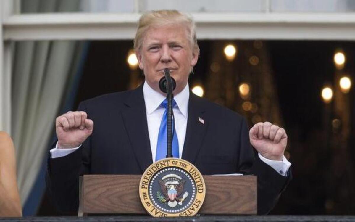 El presidente de los Estados Unidos, Donald Trump (d), habla para los asistentes, junto a la primera dama, Melania Trump (i) el martes de 4 de julio de 2017, desde el Balcón Truman, en la Casa Blanca, en Washington.