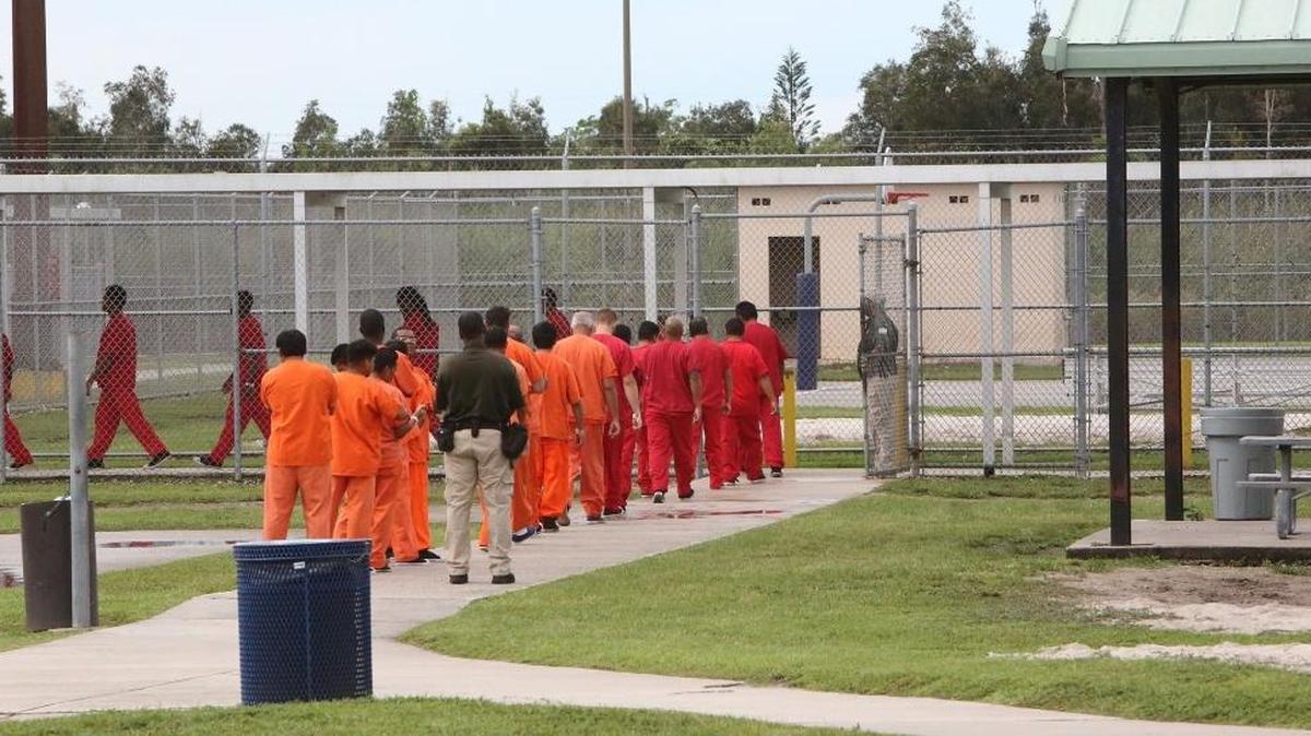 Extranjeros en el Centro de Detención de Krome, en la Florida, donde hay muchos con antecedentes penales y ordenes de deportación.