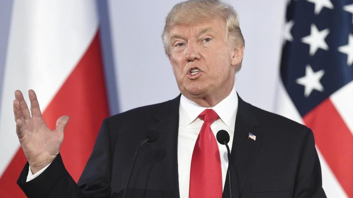 El presidente de Estados Unidos, Donald J. Trump, durante una rueda de prensa conjunta con el presidente polaco, Andrzej Duda (no aparece), después de su reunión en el castillo real de Varsovia, Polonia, el 6 de julio de 2017.