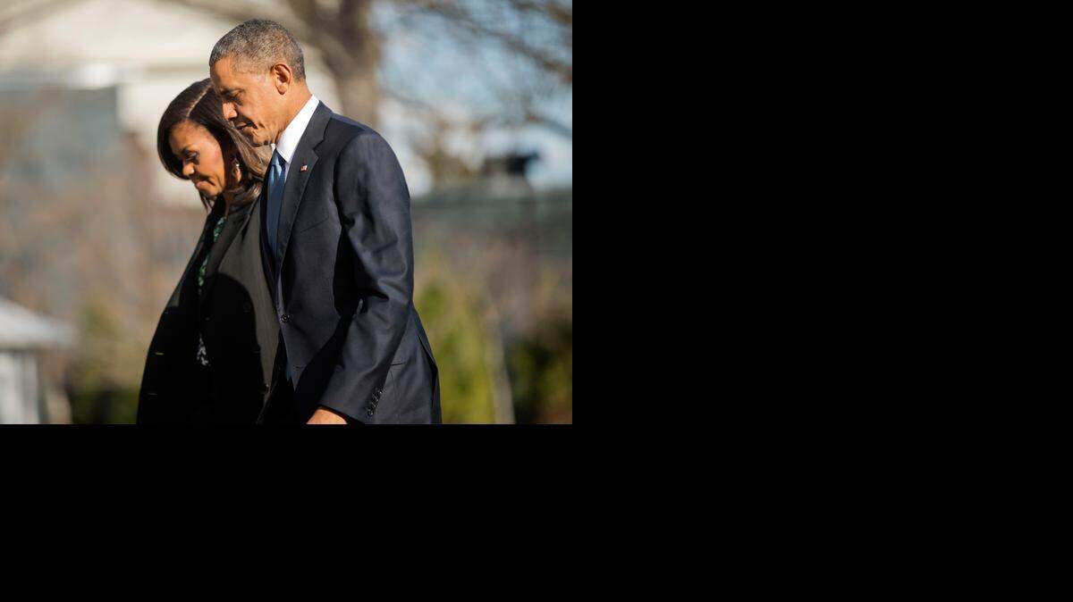 
El presidente Barack Obama y la primera dama Michelle cruzan el lunes un área al sur de la Casa Blanca a su regreso de Boston.


